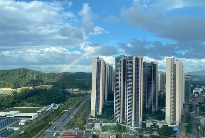 楼市出现魔幻一幕!富人开始抢房了?2024房地产2大新趋势(图2) 楼市出现魔幻一幕!富人开始抢房了?2024房地产2大新趋势(图2)
